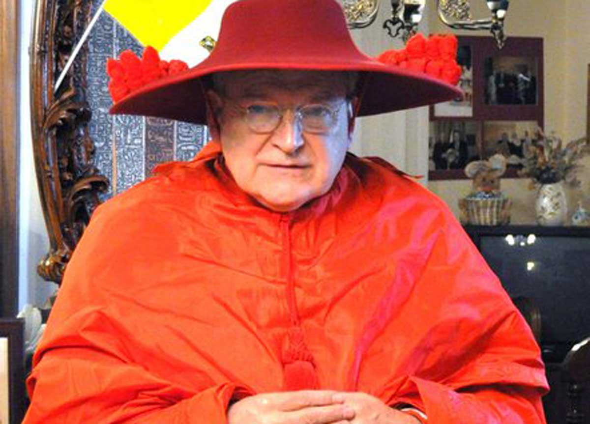 Verso il Conclave, sul web fa discutere la foto del cardinale Usa Burke in Cappa Magna con 12 metri di strascico Verso il Conclave, sul web fa discutere la foto del cardinale Usa Burke in Cappa Magna con 12 metri di strascico