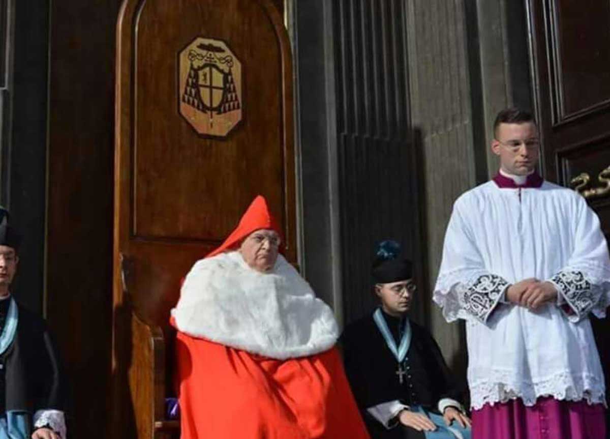 Verso il Conclave, sul web fa discutere la foto del cardinale Usa Burke in Cappa Magna con 12 metri di strascico Verso il Conclave, sul web fa discutere la foto del cardinale Usa Burke in Cappa Magna con 12 metri di strascico