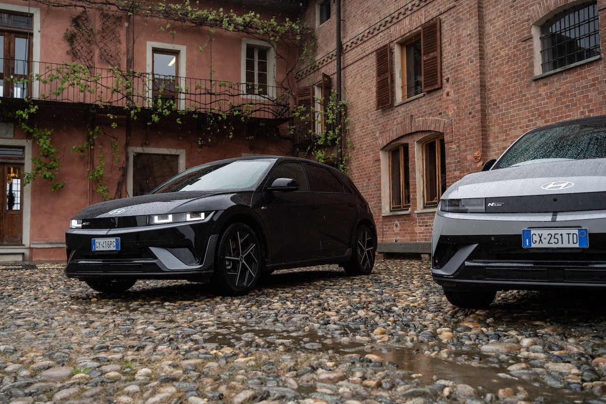 Hyundai Ioniq 5 e Inoiq 6 rivoluzionano la mobilità elettrica con la ricarica da 800 Volt