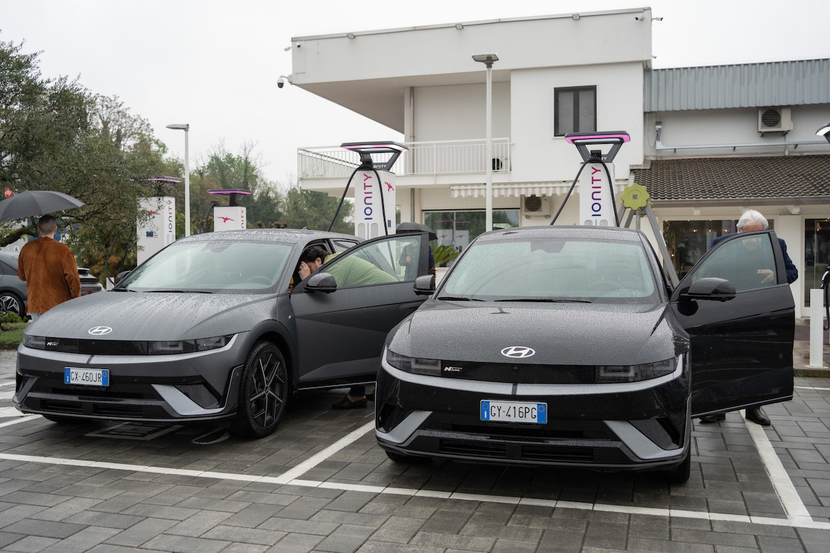 Hyundai Ioniq 5 e Inoiq 6 rivoluzionano la mobilità elettrica con la ricarica da 800 Volt