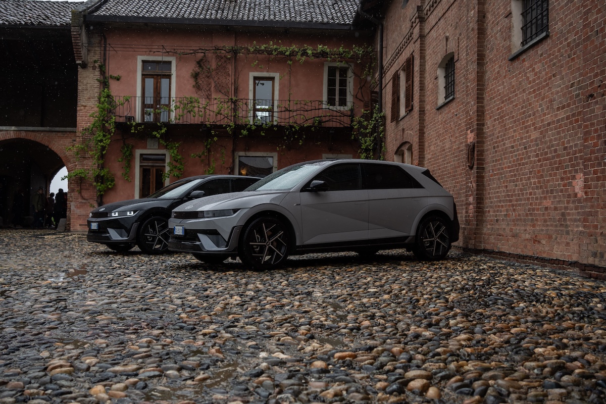 Hyundai Ioniq 5 e Inoiq 6 rivoluzionano la mobilità elettrica con la ricarica da 800 Volt
