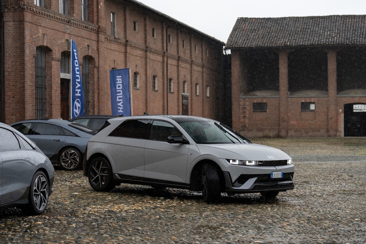 Hyundai Ioniq 5 e Inoiq 6 rivoluzionano la mobilità elettrica con la ricarica da 800 Volt
