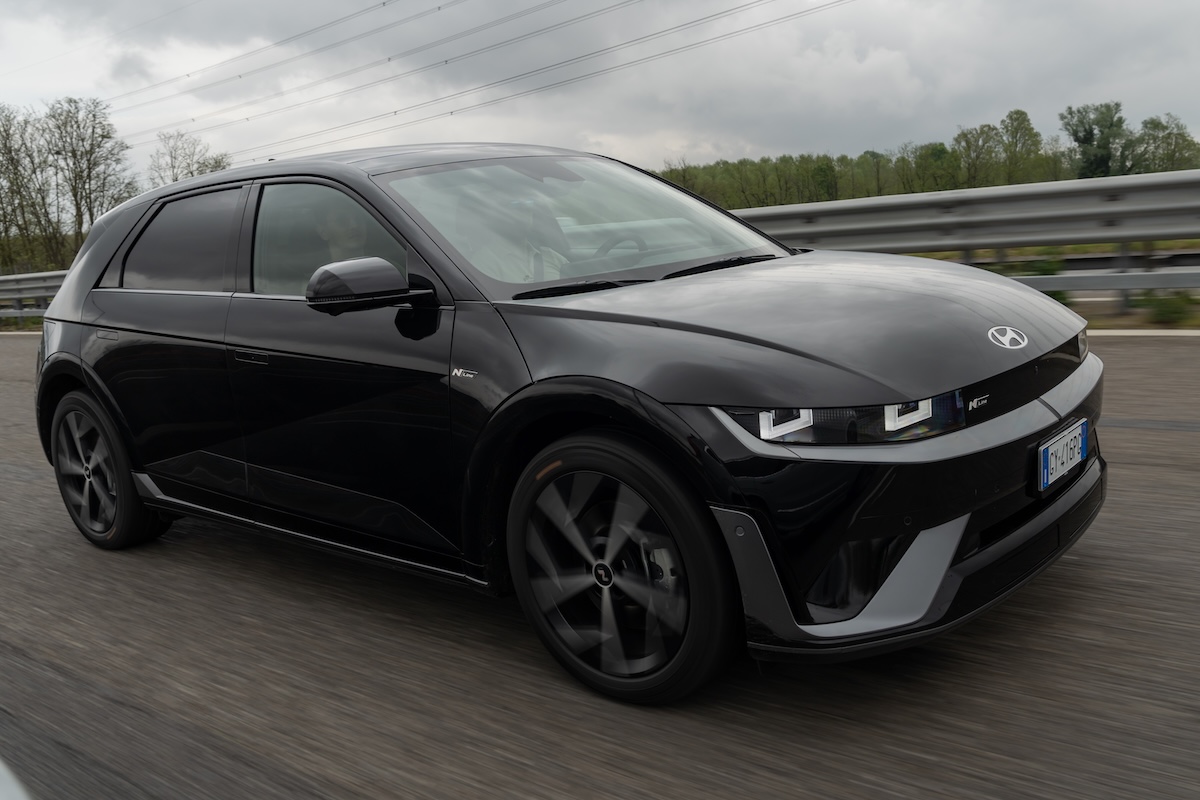 Hyundai Ioniq 5 e Inoiq 6 rivoluzionano la mobilità elettrica con la ricarica da 800 Volt