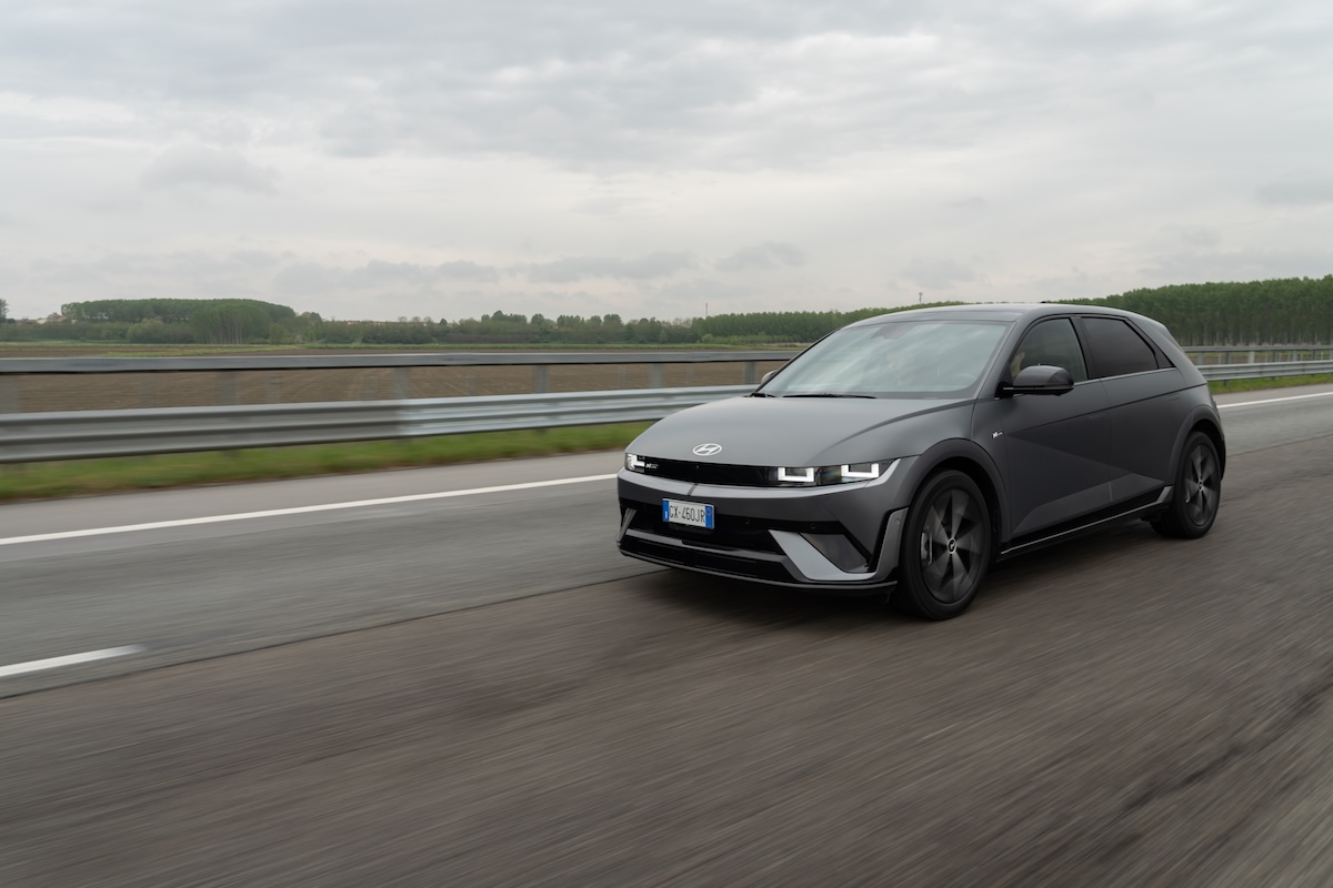 Hyundai Ioniq 5 e Inoiq 6 rivoluzionano la mobilità elettrica con la ricarica da 800 Volt