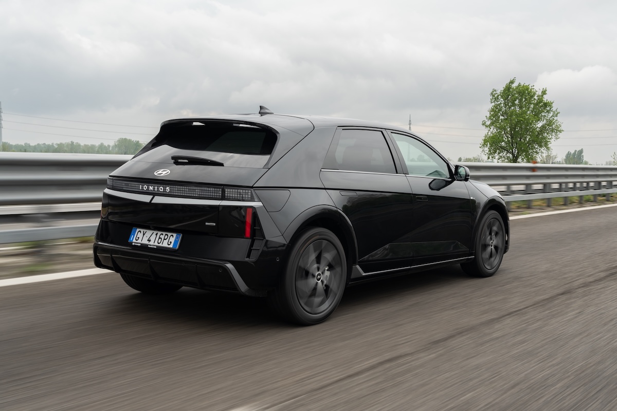 Hyundai Ioniq 5 e Inoiq 6 rivoluzionano la mobilità elettrica con la ricarica da 800 Volt