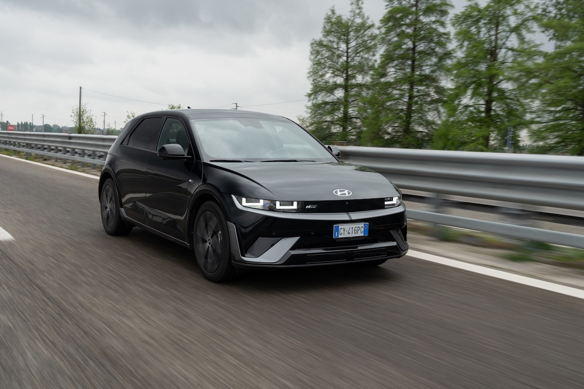 Hyundai Ioniq 5 e Inoiq 6 rivoluzionano la mobilità elettrica con la ricarica da 800 Volt