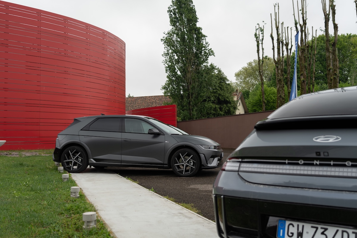 Hyundai Ioniq 5 e Inoiq 6 rivoluzionano la mobilità elettrica con la ricarica da 800 Volt