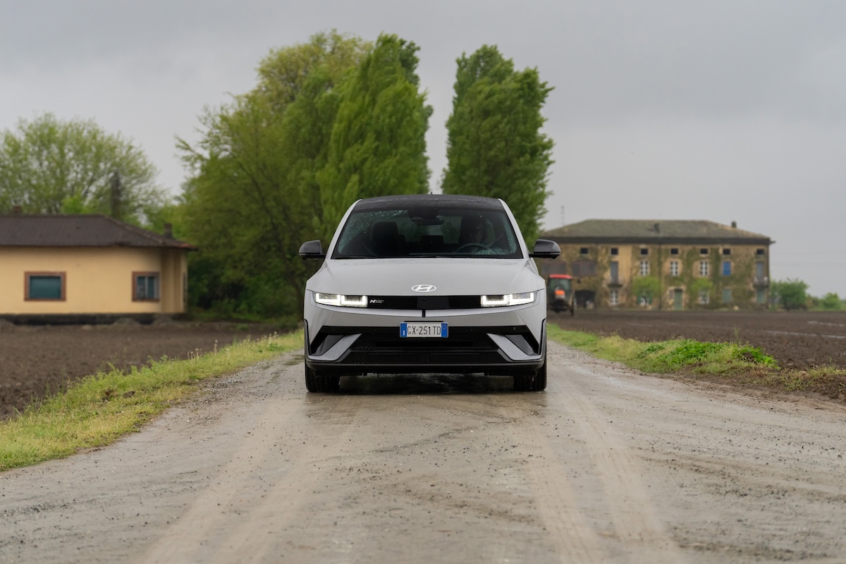 Hyundai Ioniq 5 e Inoiq 6 rivoluzionano la mobilità elettrica con la ricarica da 800 Volt
