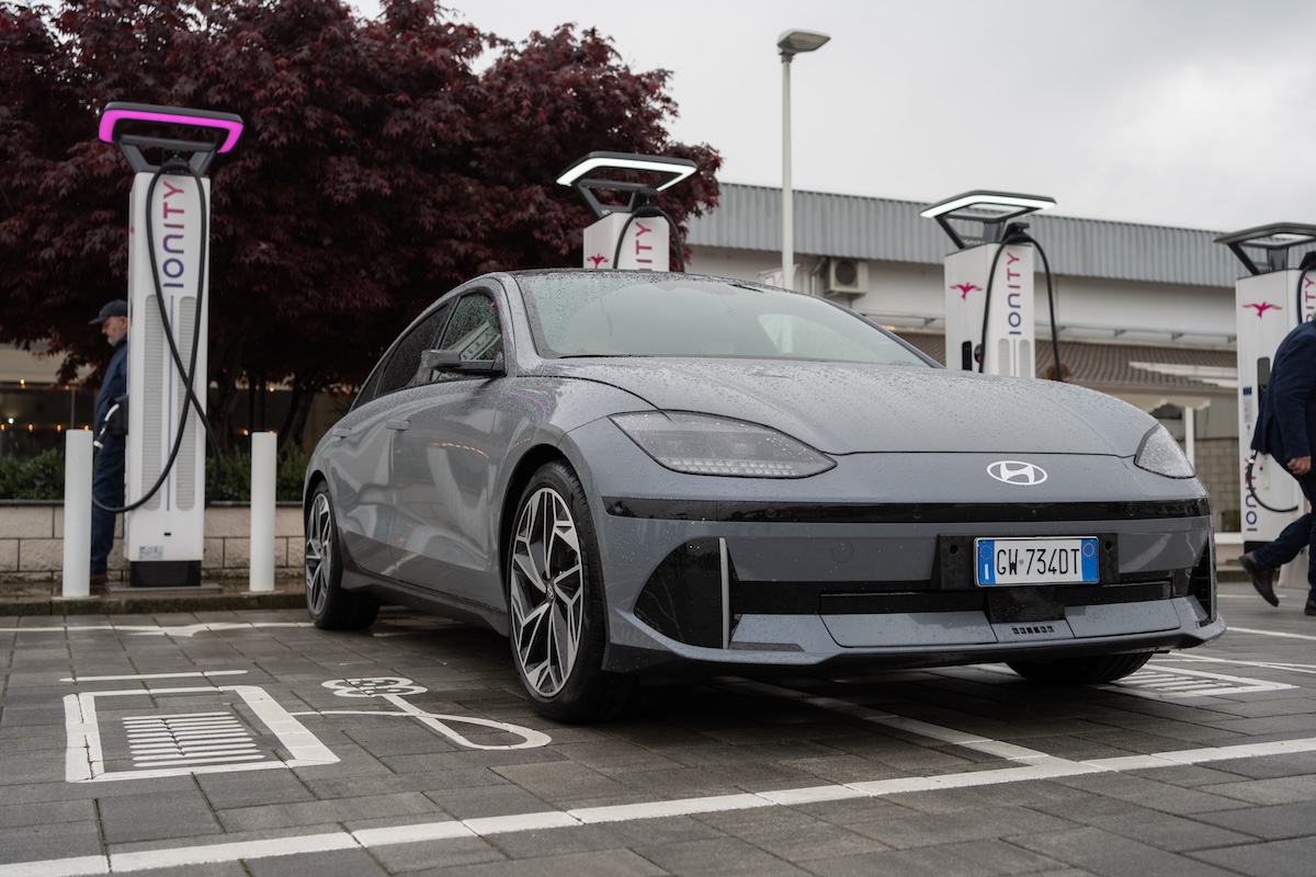 Hyundai Ioniq 5 e Inoiq 6 rivoluzionano la mobilità elettrica con la ricarica da 800 Volt