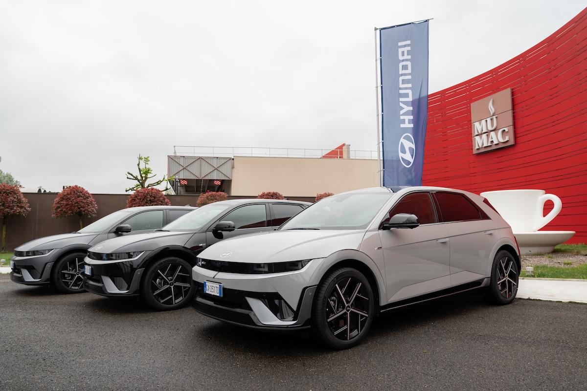 Hyundai Ioniq 5 e Inoiq 6 rivoluzionano la mobilità elettrica con la ricarica da 800 Volt