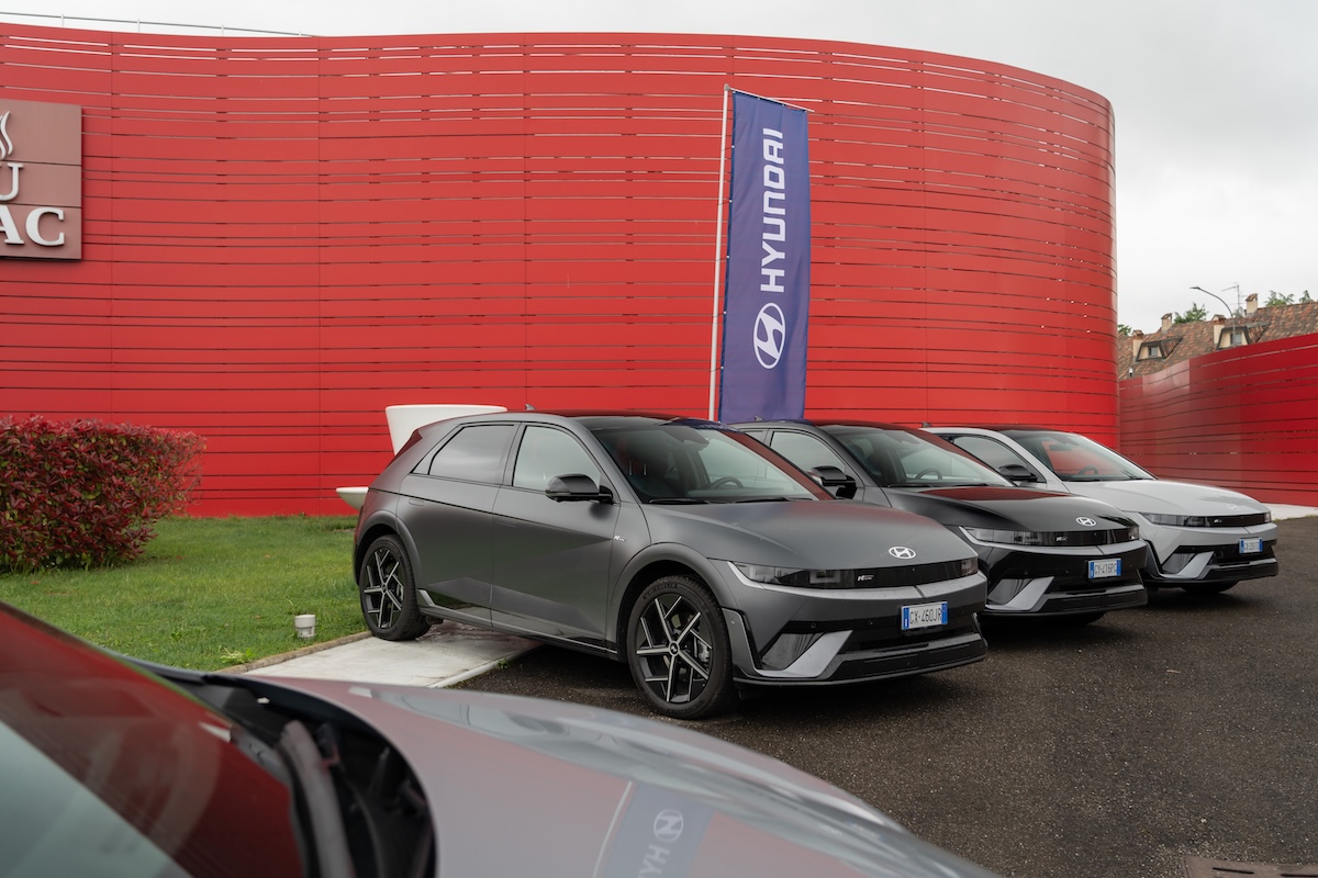 Hyundai Ioniq 5 e Inoiq 6 rivoluzionano la mobilità elettrica con la ricarica da 800 Volt