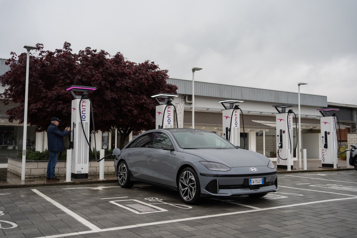 Hyundai Ioniq 5 e Inoiq 6 rivoluzionano la mobilità elettrica con la ricarica da 800 Volt