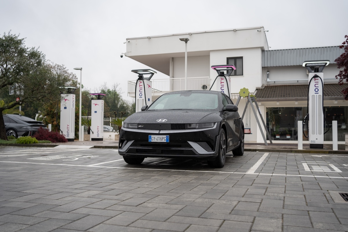 Hyundai Ioniq 5 e Inoiq 6 rivoluzionano la mobilità elettrica con la ricarica da 800 Volt