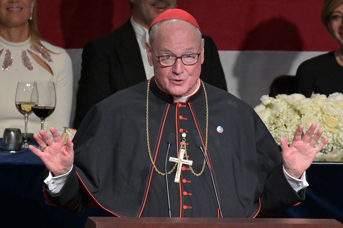 Chi è Timothy Dolan, il cardinale star del web che sogna il papato con la benedizione di Trump