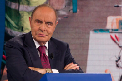 Vespa nella bufera per il suo speciale sul Papa. “Otto uomini in studio, le suore tra il pubblico”