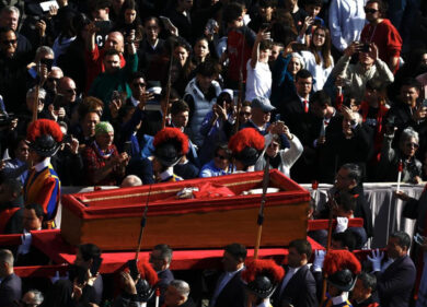 Addio a Papa Francesco, fedeli in fila per l’ultimo saluto. Commemorazione in Parlamento, Meloni: “Grata per i suoi consigli”