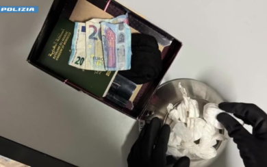 Spacciava droga lanciandola ai clienti dal balcone di casa: arrestato