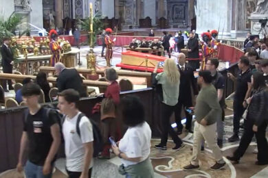 Papa Francesco, fiume di fedeli: in più di 60 mila per l’ultimo saluto. Anche Biden ai funerali