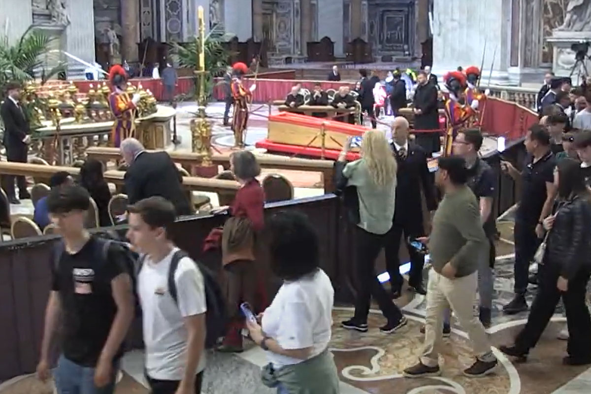 Papa Francesco, fiume di fedeli: in più di 60 mila per l’ultimo saluto. Anche Biden ai funerali Papa Francesco, fiume di fedeli: in più di 60 mila per l’ultimo saluto. Anche Biden ai funerali