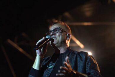 Non solo musica, Gigi D’Alessio investe in case con la compagna di 25 anni più giovane