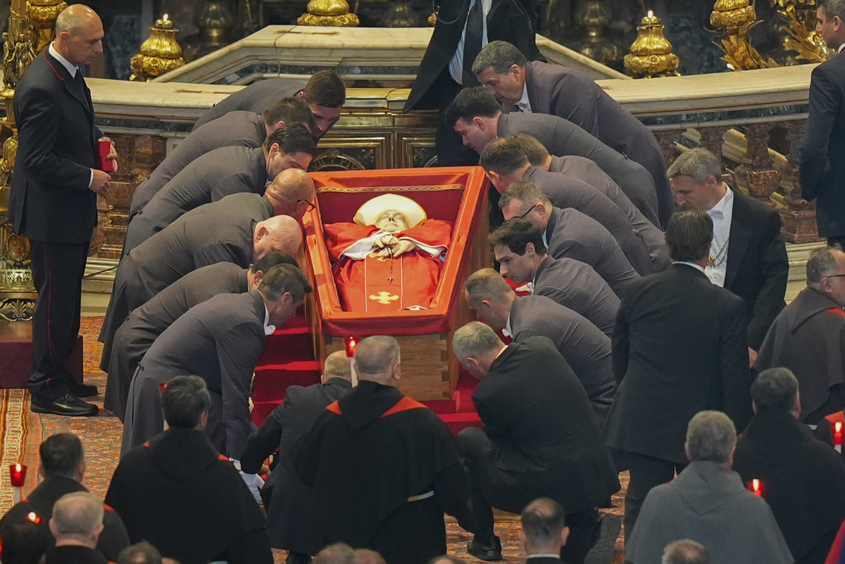 Papa Francesco, circa 50mila fedeli hanno già reso omaggio alla salma del Pontefice Papa Francesco, circa 50mila fedeli hanno già reso omaggio alla salma del Pontefice