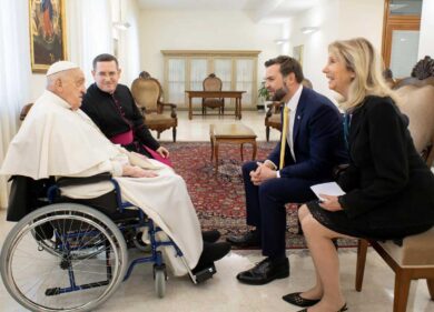 Morte Papa Francesco: “Colpa di J.D Vance”. Su X si scatena la disinformazione, una notizia più fake dell’altra