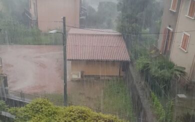 Maltempo, violento nubifragio nel Varesotto. Esondato il fiume Olona