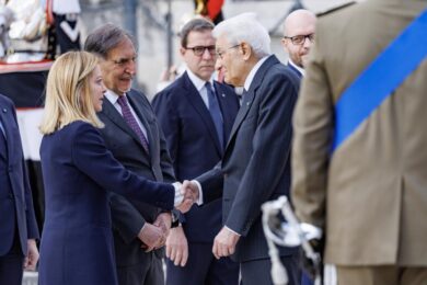 25 aprile, Mattarella all’Altare della Patria. Meloni: “Onoriamo valori democratici negati da fascismo” – VIdeo