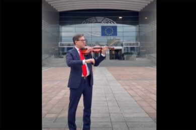 25 aprile, Nardella suona “Bella ciao” con il violino davanti all’edificio Spinelli, sede dell’Eurocamera a Bruxelles – Video