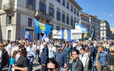 25 Aprile a Milano, decine di migliaia in Duomo. Tensione tra ProPal e Brigata ebraica