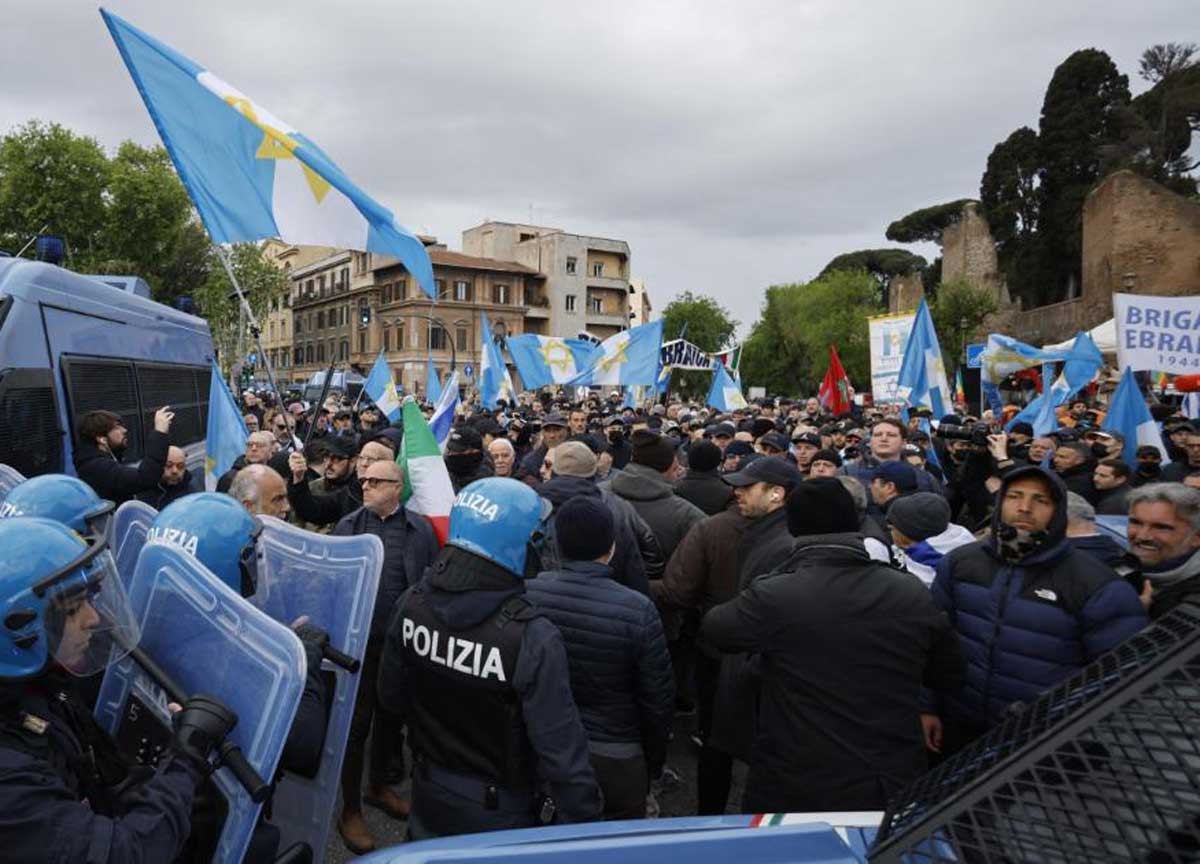 Festa della Liberazione, vigilia di scontri: tafferugli “antagonisti”-polizia alla fiaccolata di Torino