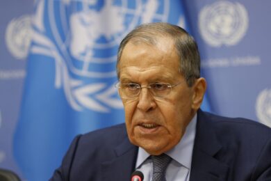 Ucraina, Lavrov: “La Russia è pronta a chiudere un accordo”. Ma intanto bombarda Kiev