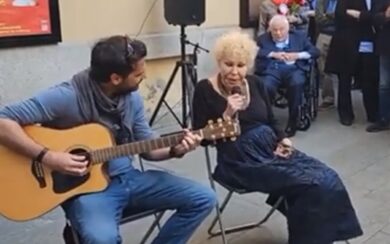 25 Aprile, Ornella Vanoni canta “Ma Mi” davanti al Piccolo Teatro di Milano