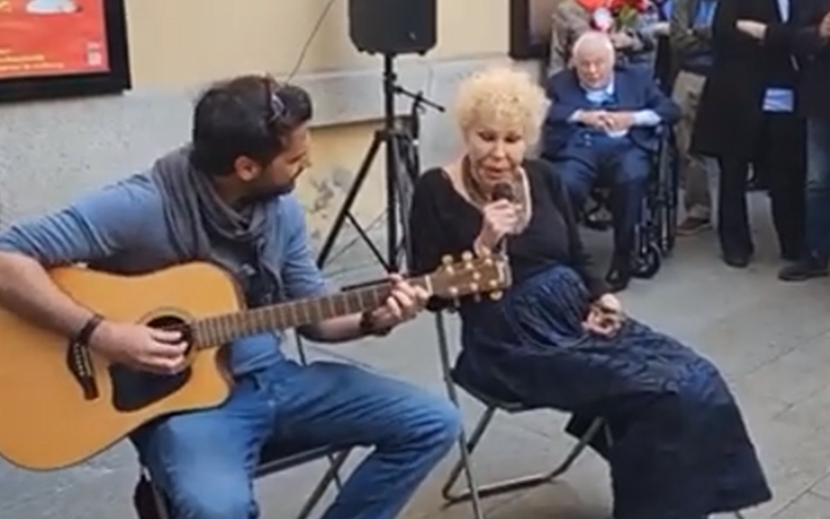 25 Aprile, Ornella Vanoni canta “Ma Mi” davanti al Piccolo Teatro di Milano 25 Aprile, Ornella Vanoni canta “Ma Mi” davanti al Piccolo Teatro di Milano