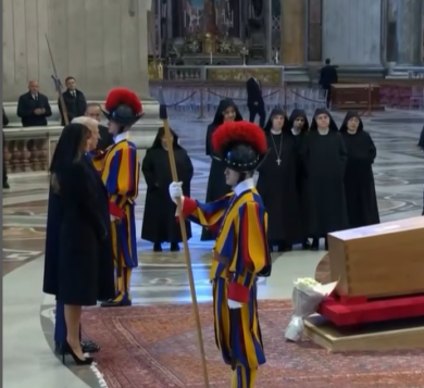 Papa Francesco, Trump rende omaggio al feretro: Melania in abito da lutto con veletta nera | VIDEO