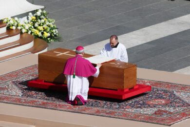 “Un Papa tra la gente”, dal viaggio a Lampedusa all’impegno ecologista. L’omelia di cardinale Re incanta Piazza San Pietro