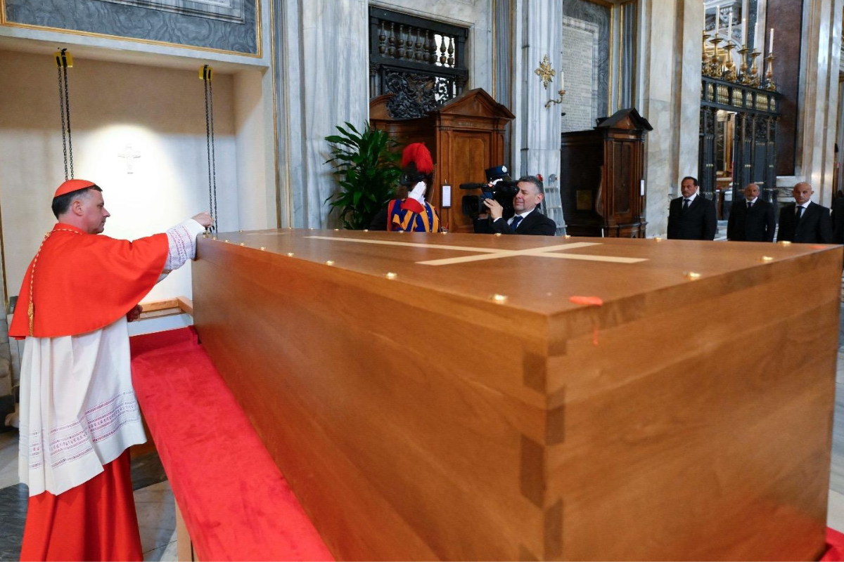 Francesco è vivo! E sorride dalla Basilica di Santa Maria Maggiore Francesco è vivo! E sorride dalla Basilica di Santa Maria Maggiore