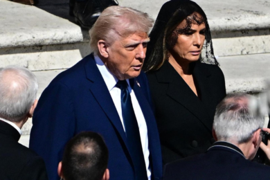 Melania Trump compie 55 anni al funerale del Papa: il regalo mancato di Donald e quel legame con il Pontefice