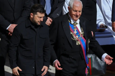 Funerali del Papa, Trump in blu e Zelensky senza mimetica: i due leader non rispettano il dress code
