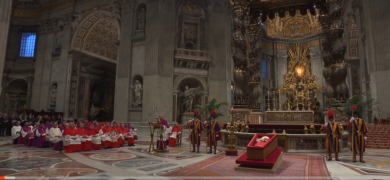 Papa Francesco, il rito di chiusura della bara: il gesto simbolico del velo bianco e la cerimonia intima con i familiari | VIDEO