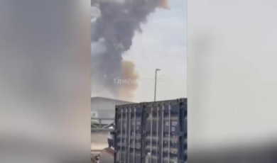 Bandar Abbas, il momento dell’esplosione ripreso in video: fumo nero e panico | VIDEO