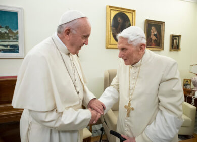 Francesco è mai stato davvero Papa? Ratzinger si era davvero dimesso? La tesi (choc) controcorrente