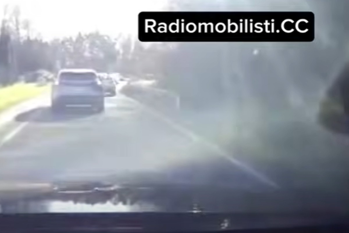 Carabinieri bloccano fuggitivi in mezzo al traffico. Inseguimento da film, ma è tutto vero. Video choc Carabinieri bloccano fuggitivi in mezzo al traffico. Inseguimento da film, ma è tutto vero. Video choc