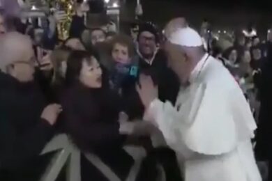 Papa Francesco prende a schiaffi una donna. Il video che oggi pochi ricordano. Guardalo