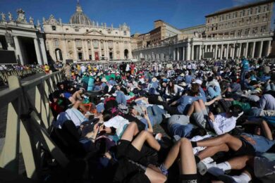 San Pietro, messa in suffragio di Papa Francesco e Giubileo degli adolescenti: 200mila in piazza