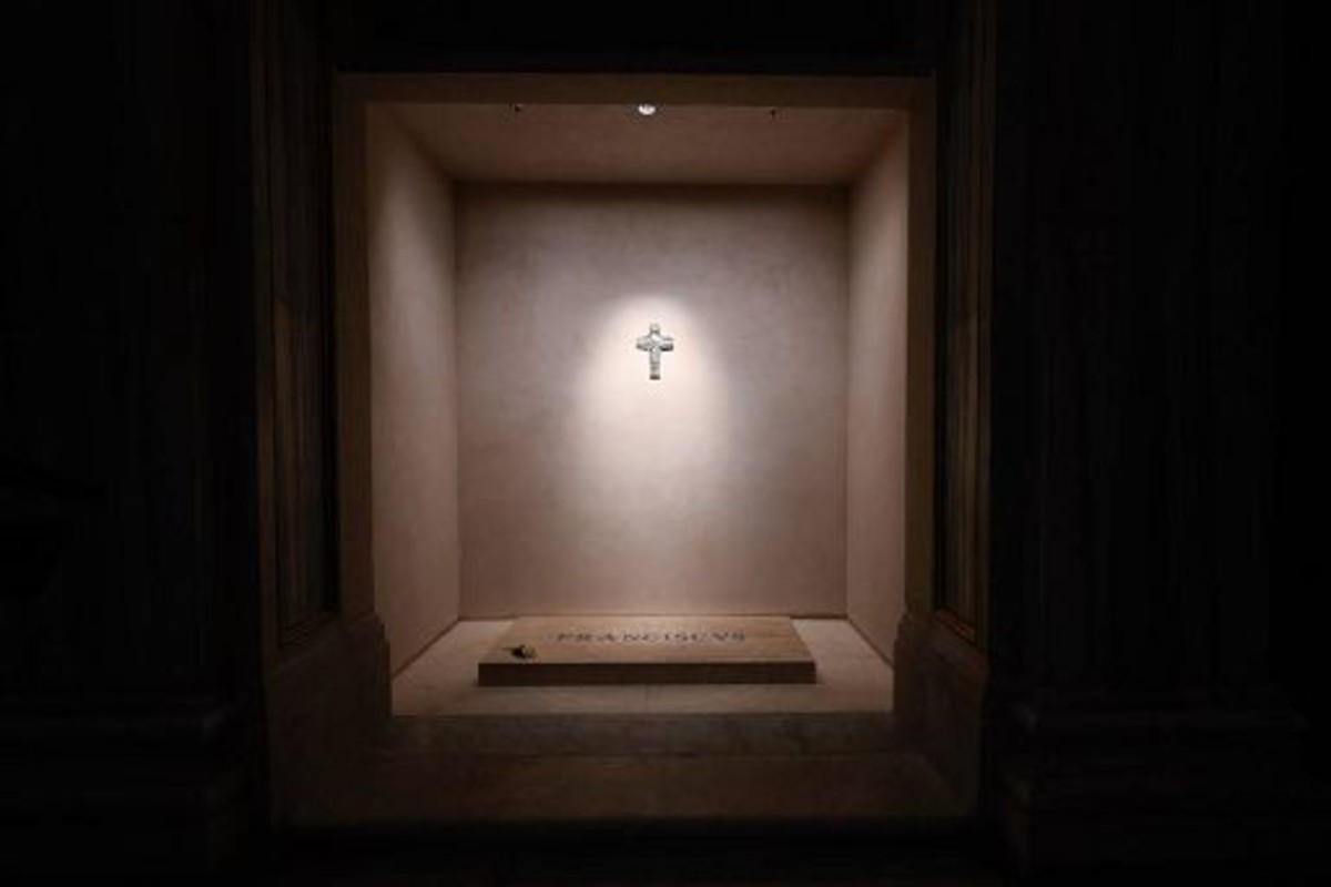 Papa Francesco, il pellegrinaggio dei fedeli si sposta a Santa Maria Maggiore. La foto della tomba Papa Francesco, il pellegrinaggio dei fedeli si sposta a Santa Maria Maggiore. La foto della tomba