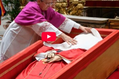 Papa Francesco, l’ultima immagine del suo corpo prima della chiusura della bara. Video