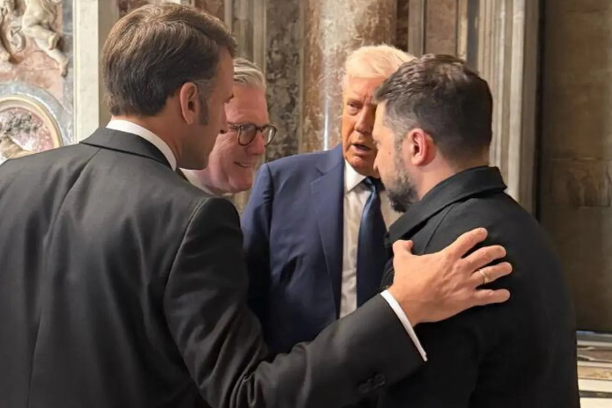 Trump a Macron: “Non è il posto tuo”. Così il tycoon ha messo all’angolo in Vaticano il francese