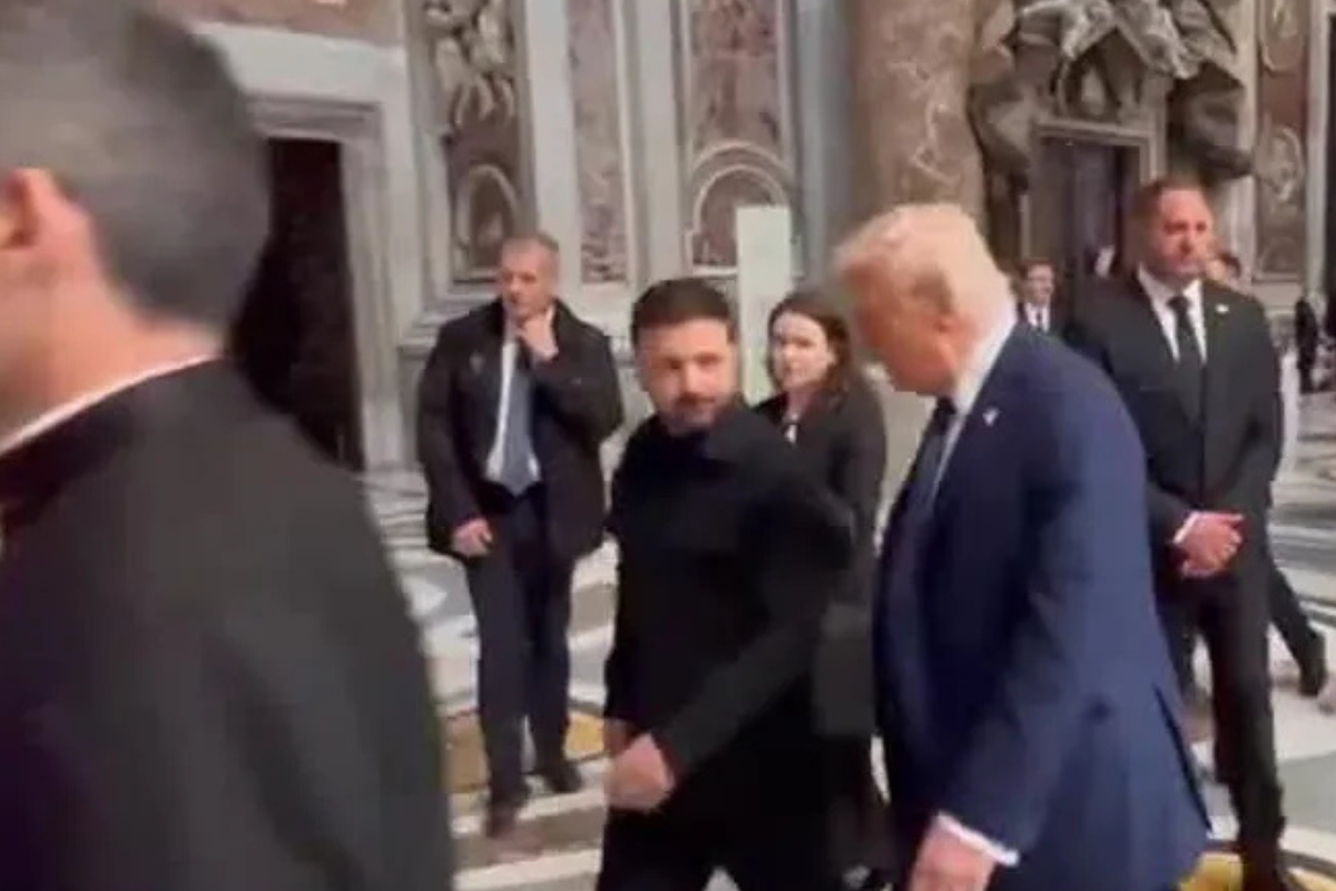 Trump a Macron: “Non è il posto tuo”. Così il tycoon ha messo all’angolo in Vaticano il francese