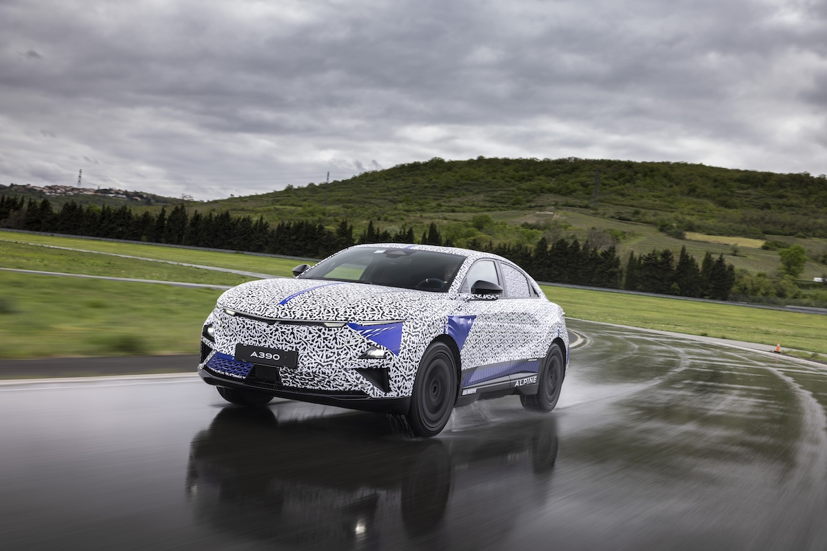 Alpine A390: la sport fastback elettrica che porta su strada l’agilità della A110 e spazio per cinque
